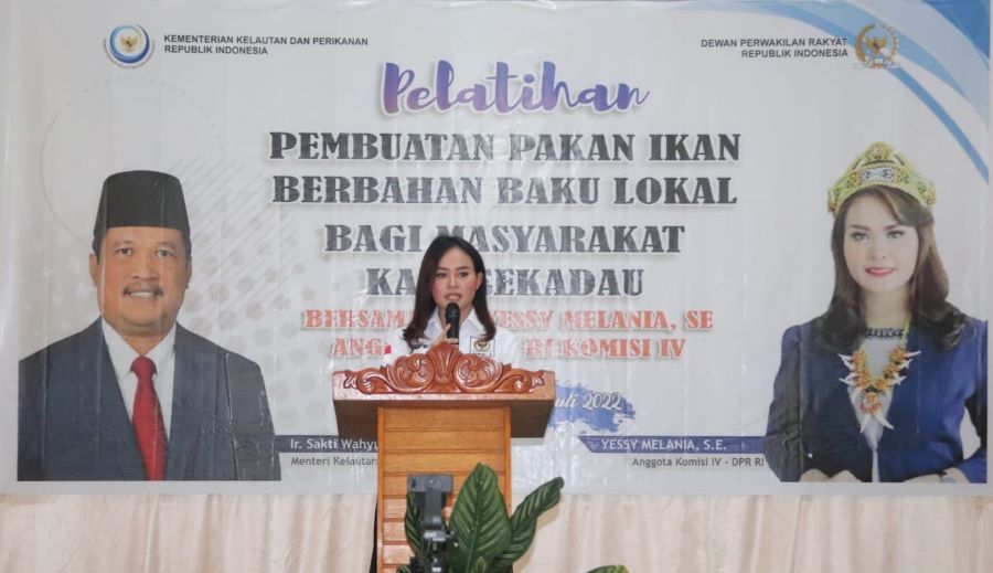 Yessy Gelar Pelatihan Pembuatan Pakan Ikan di Sekadau
